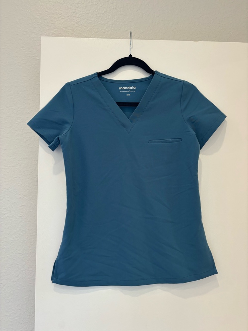 NWOT Mandala V-Neck durable pocket Scrub Top shirt nurse doctor healthcare